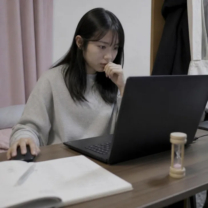 パソコンでWebテストの練習をする学生の場面(イメージ)